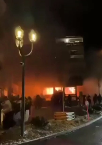 नए साल के जश्न में स्विट्जरलैंड के बार में धमाका, कई लोगों की मौत और कई घायल नए साल के जश्न में स्विट्जरलैंड के बार में धमाका, कई लोगों की मौत और कई घायल