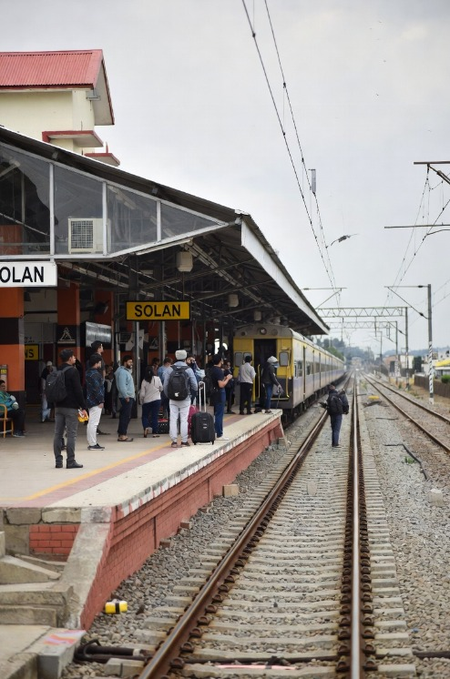 सोलन में पुलिस थाने के पास जोरदार धमाका, इमारतों के शीशे टूटे, दीवारों में पड़ी दरारें