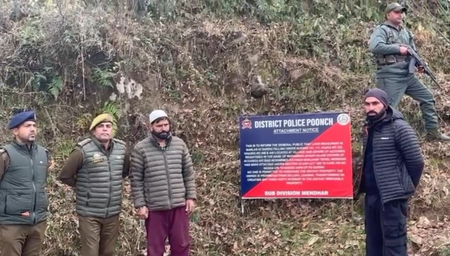 जम्मू-कश्मीर पाकिस्तान में बैठे आतंकवादी रफीक नाई की पुंछ की संपत्ति को किया जब्त जम्मू-कश्मीर पाकिस्तान में बैठे आतंकवादी रफीक नाई की पुंछ की संपत्ति को किया जब्त