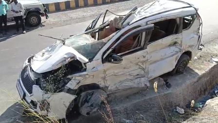 महाराष्ट्र के जलगांव में भयानक कार एक्सीडेंट, तीन लोगों की मौत, चार घायल