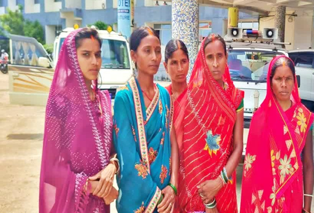 नाइजर में हथियारबंद दहशतगर्दों की कैद से आठ माह बाद रिहा हुए झारखंड के पांच मजदूर