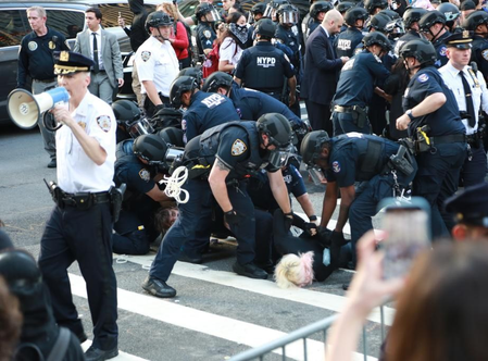 आईसीई के विरोध में सड़कों पर उतरा कैलिफोर्निया; कई शहरों में विरोध प्रदर्शन