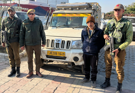 रियासी पुलिस का अवैध खैर लकड़ी तस्करी पर करारा प्रहार : 7 क्विंटल लकड़ी और गाड़ी जब्त