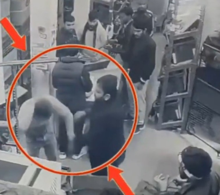 नई दिल्ली: जेप्टो स्टोर में परफ्यूम छिड़कने पर डिलीवरी बॉय को जमकर पीटा, घटना सीसीटीवी में कैद