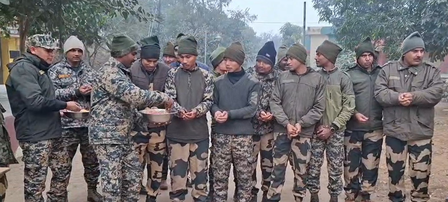 जम्मू-कश्मीर के सांबा सेक्टर में बीएसएफ के जवानों ने ग्रामीणों के साथ मनाई लोहड़ी जम्मू-कश्मीर के सांबा सेक्टर में बीएसएफ के जवानों ने ग्रामीणों के साथ मनाई लोहड़ी