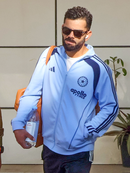 कोहली ने आईपीएल में चार्टर्ड फ्लाइट की मांग वाली रिपोर्ट पर दिया रिएक्शन कोहली ने आईपीएल में चार्टर्ड फ्लाइट की मांग वाली रिपोर्ट पर दिया रिएक्शन