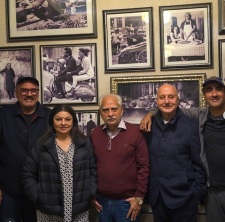 'खोसला का घोसला-2' के सीक्वल से पहले 'शोले' के डायरेक्टर संग जमी महफिल, अनुपम खेर ने शेयर कीं खास तस्वीरें 'खोसला का घोसला-2' के सीक्वल से पहले 'शोले' के डायरेक्टर संग जमी महफिल, अनुपम खेर ने शेयर कीं खास तस्वीरें