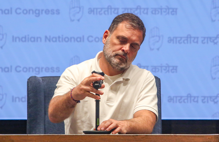 चुनाव आयोग जनता को गुमराह कर रहा, स्याही विवाद पर राहुल गांधी का हमला, भाजपा ने किया पलटवार