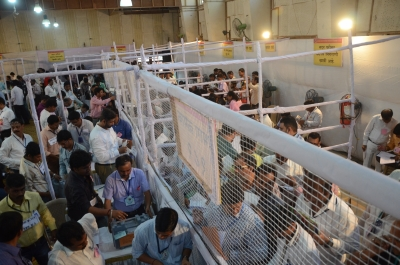 बीएमसी चुनाव  महायुति ने बहुमत का आंकड़ा पार किया, ठाकरे ब्रदर्स की पार्टियां पिछड़ीं