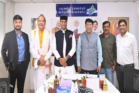 मध्य प्रदेश पद्मश्री अगुस इंद्रा उदायना ने मंत्री विश्वास कैलाश सारंग से की भेंट