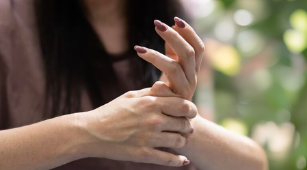 क्या आप भी बार-बार चटकाते हैं उंगलियां, जानें क्या कहता है विज्ञान, सेहत के लिए सही या गलत...