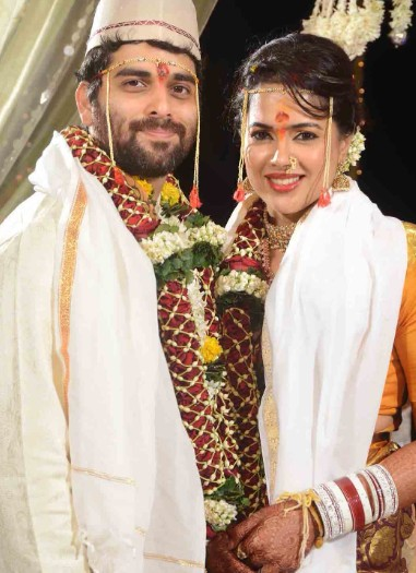 समीरा रेड्डी ने पति अक्षय को खास अंदाज में दी सालगिरह की बधाई, पुरानी तस्वीरों में दिखा एक्ट्रेस का पारंपरिक लुक समीरा रेड्डी ने पति अक्षय को खास अंदाज में दी सालगिरह की बधाई, पुरानी तस्वीरों में दिखा एक्ट्रेस का पारंपरिक लुक