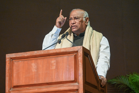 गणतंत्र दिवस की पूर्व संध्या पर कांग्रेस अध्यक्ष खड़गे का राष्ट्र के नाम संदेश, संविधान की रक्षा का आह्वान