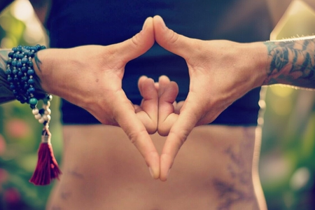 थायरॉइड और पीसीओडी में मददगार है योनि मुद्रा, हार्मोनल संतुलन को करती है बेहतर