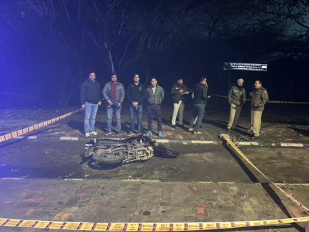 दिल्ली में पुलिस मुठभेड़ के बाद खतरनाक स्नैचर गिरफ्तार, पिस्तौल और लूट के मोबाइल बरामद