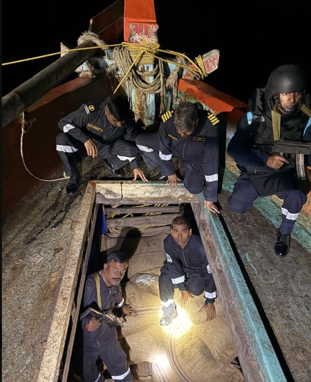 तटरक्षक ने बंगाल की खाड़ी में 2600 किलो सुपारी तस्करी पर लगाई रोक, नाव जब्त