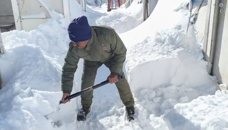 केदारनाथ में पहली बर्फबारी, अत्यधिक ठंड में भी आईटीबीपी और उत्तराखंड पुलिस मुस्तैद