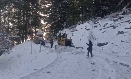 उत्तराखंड : उत्तरकाशी में भारी बर्फबारी से सैकड़ों पर्यटक वाहन फंसे; प्रशासन ने युद्धस्तर पर राहत कार्य शुरू कर सुरक्षित निकाला