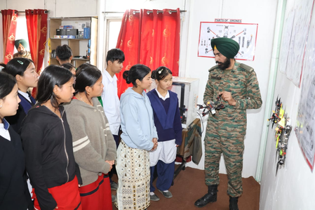 अरुणाचल प्रदेश: भारतीय सेना ने छात्रों के लिए सैनिकों के साथ बैरक में एक दिन का आयोजन किया
