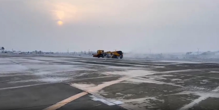 श्रीनगर में भारी बर्फबारी, जम्मू हाईवे पर खुले रास्ते, एयरपोर्ट से हटाई जा रही बर्फ