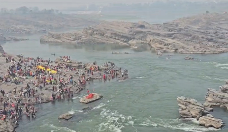 नर्मदा जयंती पर घाटों पर भारी भीड़, श्रद्धालुओं ने 'मां' के आंचल को स्वच्छ रखने का लिया संकल्प