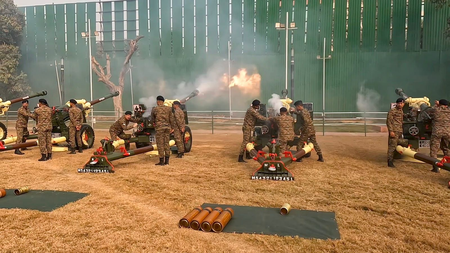 गणतंत्र दिवस परेड की शुरुआत स्वदेशी तोपों की सलामी के साथ