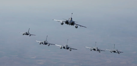 कर्तव्य पथ, लड़ाकू विमानों का फ्लाई पास्ट, विमानों की गर्जना ने किया लोगों को रोमांचित