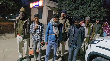 बिहार: गोपालगंज थावे मंदिर चोरी मामले में चार आरोपी गिरफ्तार, सोने के मुकुट समेत कई सामान बरामद