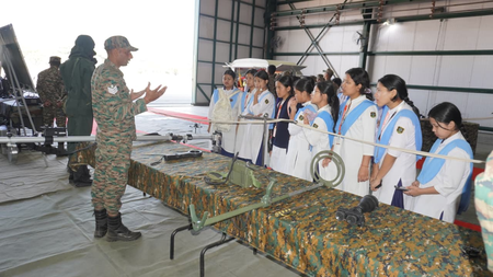 अरुणाचल प्रदेश भारतीय सेना ने ‘नो योर आर्मी कैंपेन’ में हथियारों का किया प्रदर्शन