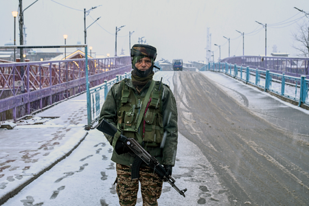 श्रीनगर-जम्मू हाईवे पर ट्रैफिक और एयरपोर्ट पर फ्लाइट का संचालन शुरू