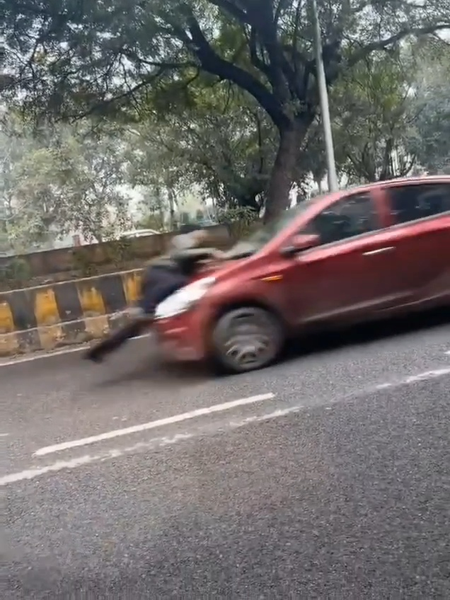 ग्रेटर नोएडा में पुलिसकर्मी को कार के बोनट से घसीटने का सनसनीखेज मामला, वीडियो वायरल