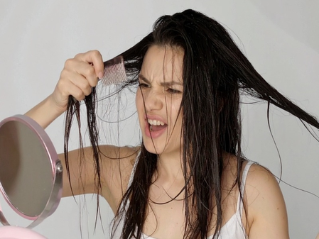 बाल चिपचिपे क्यों होते हैं? आयुर्वेद से जानें चिपचिपे बालों से निपटने का सही तरीका