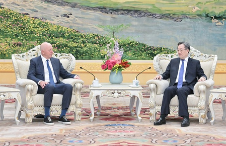 डिंग श्वेएश्यांग ने गोल्डमैन सैक्स के चेयरमैन और सीईओ से मुलाकात की