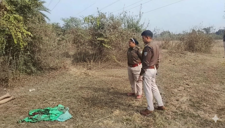 झारखंड : बोकारो में झाड़ियों में मिला महिला का शव, पत्थर से कुचलकर हत्या की आशंका