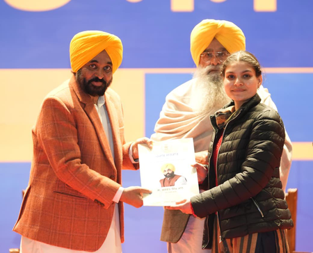 पंजाब: सीएम भगवंत मान ने मोहाली में 900 से अधिक युवाओं को नियुक्ति पत्र वितरित किए