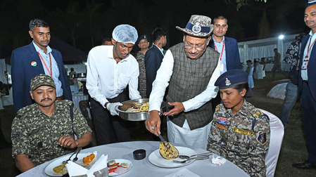 जवानों को सीएम विष्णु देव साय ने अपने हाथों से परोसा भोजन