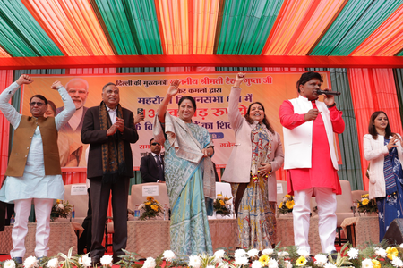 मुख्यमंत्री रेखा गुप्ता ने महरौली के योगमाया मंदिर में की पूजा, क्षेत्र के विकास के लिए कई योजनाओं का शुभारंभ