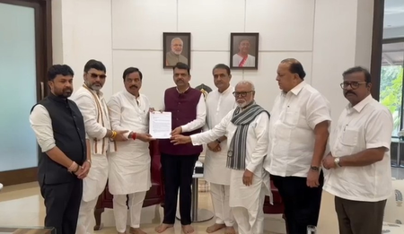 महाराष्ट्र सीएम फडणवीस से मिले एनसीपी के नेता, सुनेत्रा लेंगी उपमुख्यमंत्री की शपथ