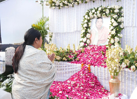 सीएम रेखा गुप्ता ने अभय वर्मा की मां उर्मिला देवी को दी श्रद्धांजलि