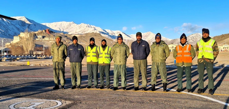 पश्चिमी वायु कमान के वरिष्ठ अधिकारी एयर मार्शल जेएस मान ने उत्तरी सेक्टर फॉरवर्ड बेस का दौरा किया