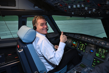 फ्रांस के परिवहन मंत्री फिलिप तबरोट ने एयरबस पायलट ट्रेनिंग सेंटर का किया दौरा फ्रांस के परिवहन मंत्री फिलिप तबरोट ने एयरबस पायलट ट्रेनिंग सेंटर का किया दौरा