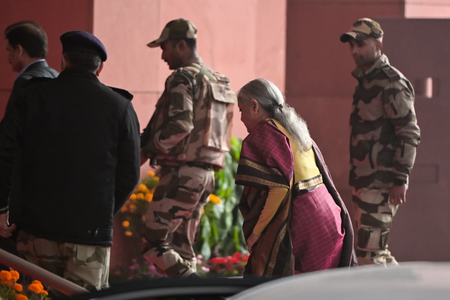 बैंगनी कांजीवरम साड़ी पहन कर्तव्य भवन पहुंचीं निर्मला सीतारमण, क्या महिलाओं के खास रहेगा 9वां बजट?