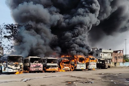 रांची के खादगढ़ा बस टर्मिनल में लगी भीषण आग, छह बसें जलकर हुईं खाक