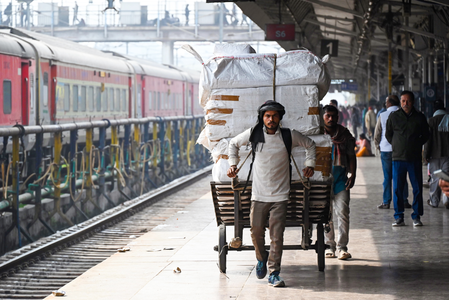 भोपाल में रेल यात्रियों की बढ़ती भीड़, रेलवे ने किए विशेष इंतजाम भोपाल में रेल यात्रियों की बढ़ती भीड़, रेलवे ने किए विशेष इंतजाम