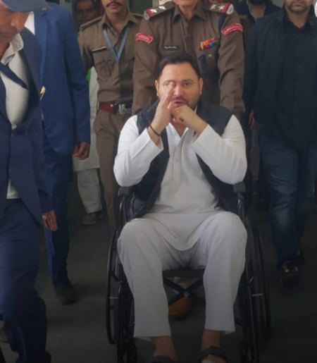 राजद नेता तेजस्वी यादव व्हील चेयर से विधानसभा पहुंचे, पैर के अंगूठे में है चोट