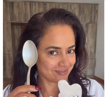 समीरा रेड्डी ने बताया किचन की चम्मच से चेहरे को चमकाने का तरीका समीरा रेड्डी ने बताया किचन की चम्मच से चेहरे को चमकाने का तरीका