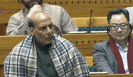 डोकलाम बयान पर लोकसभा में हंगामा, राजनाथ सिंह ने राहुल गांधी पर लगाया सदन को गुमराह करने का आरोप