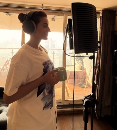 नए गाने की तैयारी में जुटी अक्षरा सिंह, स्टूडियो से शेयर की तस्वीर