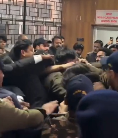 भोपाल कोर्ट परिसर में वकीलों ने नाबालिग के साथ रेप के आरोपी को पीटा