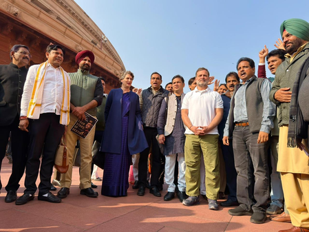 लोकसभा में पेपर फेंकने वाले 8 सांसद सस्पेंड, राहुल समेत विपक्षी नेताओं ने किया विरोध